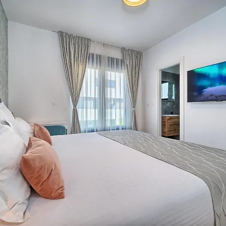 Willa Celestial Split