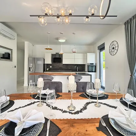 Celestial فيلة *